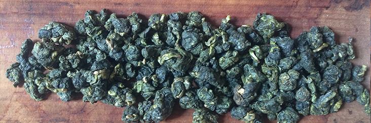 In Alishan tea competitions, the leaves are minimally roasted and maintain their lustrous marbled and deep green quality