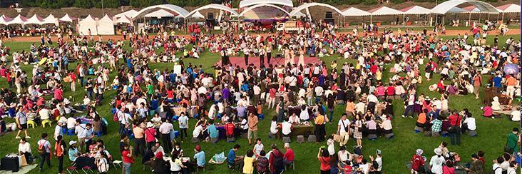 People gather to drink and talk tea at the Nantou Global Tea Expo 2016