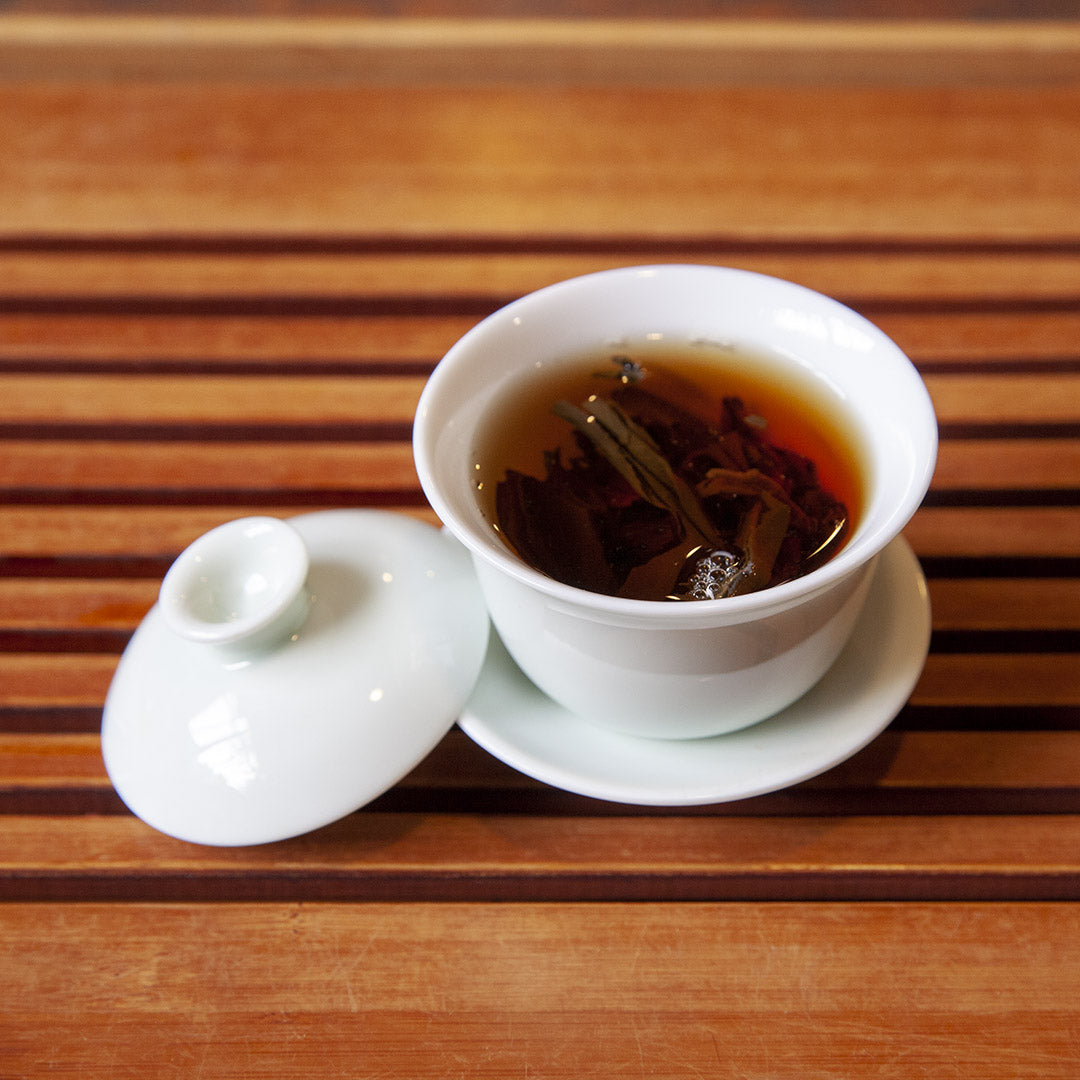 Single serve gaiwan with brewed tea inside